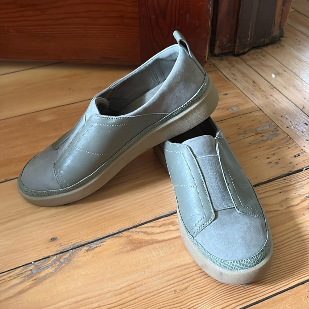 Vionic Slip on Shoes size 8